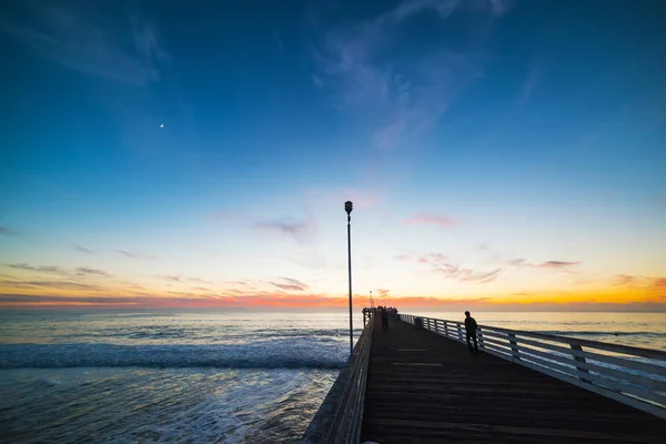 Colorato tramonto sulla spiaggia del Pacifico — Foto Stock
