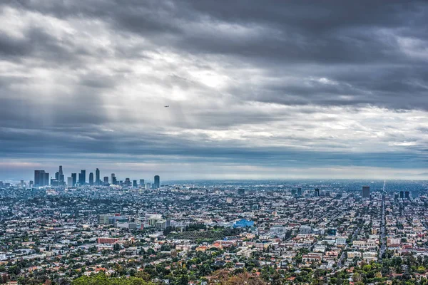 Драматическое небо над Лос-Анджелесом — стоковое фото