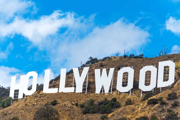 Hollywood segno sotto un cielo blu — Foto Stock