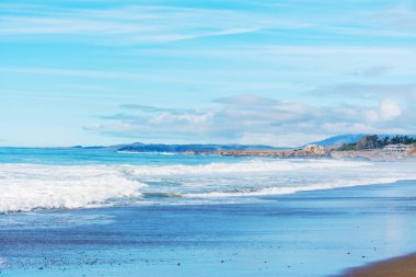 Morro Bay dalgalarda