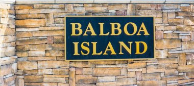Taştan bir duvar tabelada Balboa Island