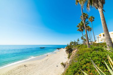 Laguna beach üzerinde mavi gökyüzü