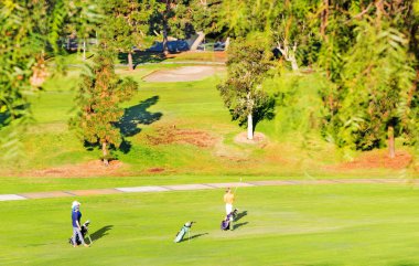 güneşli bir günde golf oynamak