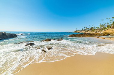 kayalar ve kum Laguna Beach
