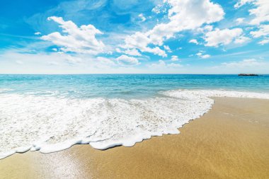 bulutlar Laguna Beach üzerinde