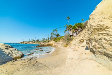 Laguna Beach kayalarda,