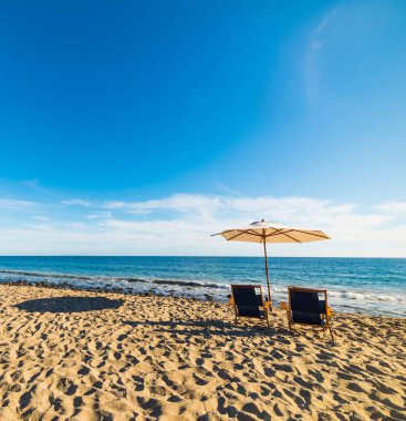 Malibu'da şemsiye ve plaj sandalye