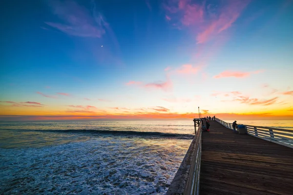 Cais de madeira em Pacific Beach ao pôr do sol — Fotografia de Stock