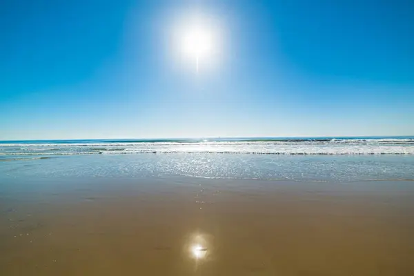 Солнце светит над пляжем Санта-Моники — стоковое фото