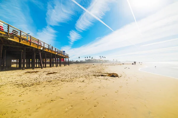 Surfer by Pismo Beach pier — Stock Photo, Image