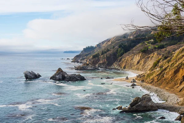 Rotsachtige kust in Big Sur — Stockfoto