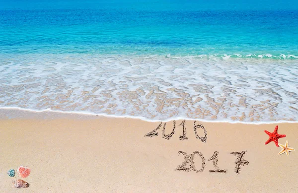 2016 et 2017 écrit sur la plage — Photo