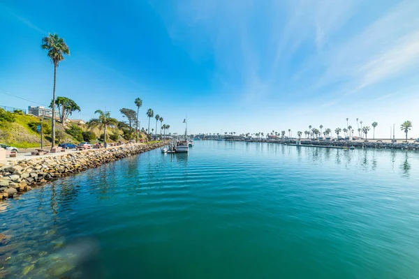 Blått vatten i Oceanside hamn — Stockfoto