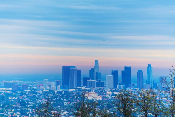 Aereo che sorvola il centro di Los Angeles all'alba — Foto Stock