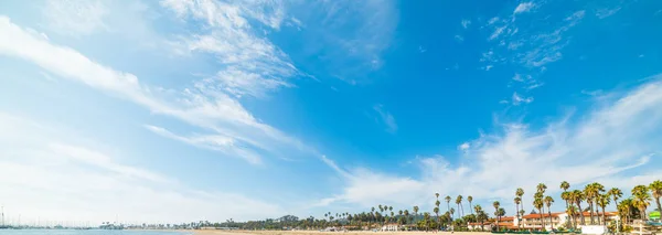 Blauwe hemel over Santa Barbara kustlijn — Stockfoto