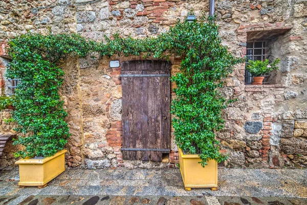 Malerische Ecke mit Holzbank in monteriggioni — Stockfoto