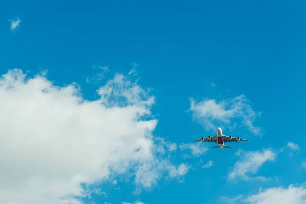 Flugzeug fliegt in blauem Himmel — Stockfoto