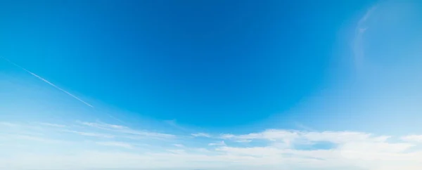 Cielo azul y nubes blancas — Foto de Stock