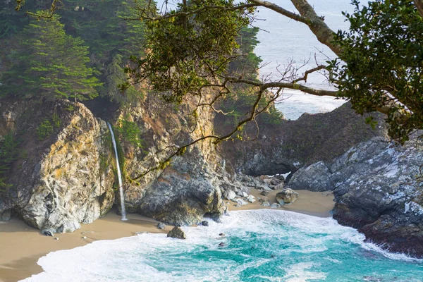 Mcway falls in Big Sur state park — Stockfoto