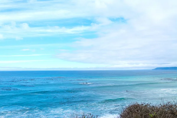 Голубое море на побережье Калифорнии — стоковое фото