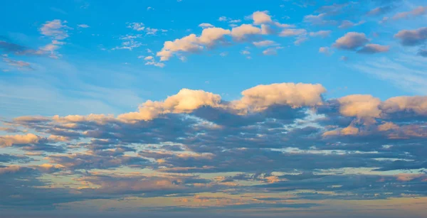 Orange och blå himlen i gryningen — Stockfoto