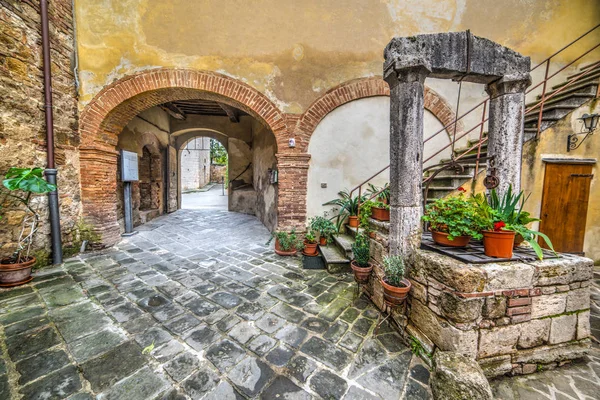 Picturesque corner in San Quirico d'Orcia — Stock Photo, Image