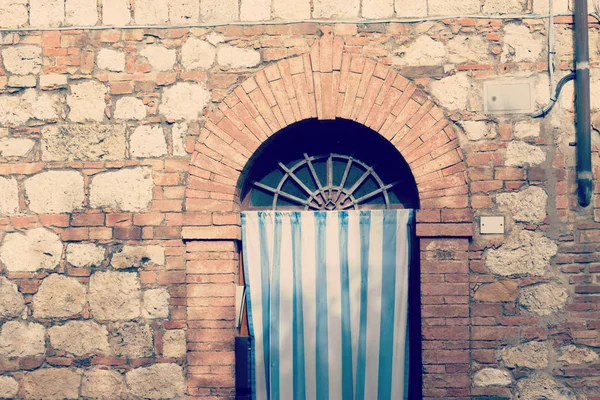 Närbild på en gardin på en gammal dörr — Stockfoto