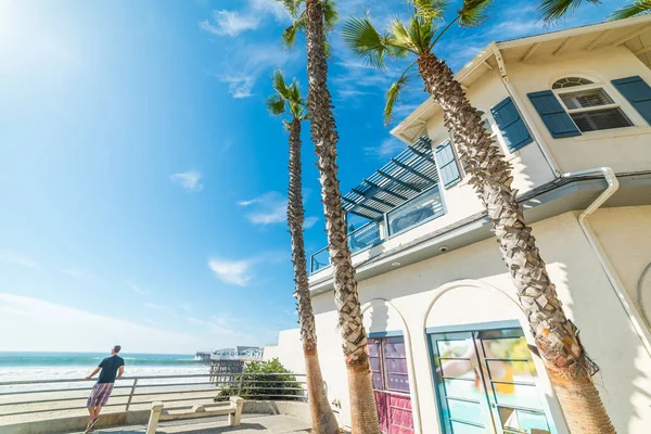 Adam bir sundurma San Diego deniz