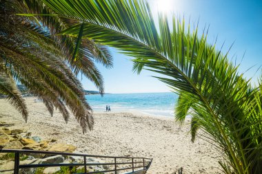 sahile Laguna Beach tarafından yürüme Çift