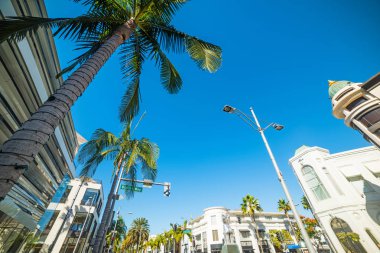 Rodeo drive üzerinde mavi gökyüzü