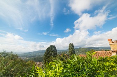 Montecatini bulutlar ile mavi gökyüzü altında