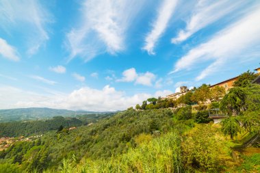 Montecatini üzerinde mavi gökyüzü