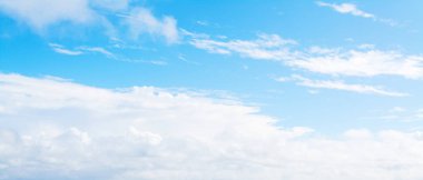 Beyaz bulutlar ve mavi gökyüzü