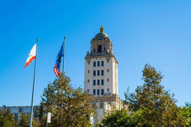 Açık bir günde Beverly Hills belediye binasına