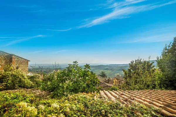 Cielo azul sobre techos viejos en Toscana — Foto de Stock