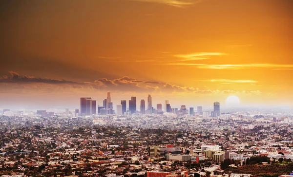 Stralende zon boven Los Angeles bij zonsondergang — Stockfoto