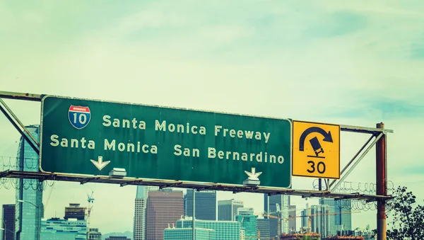在洛杉矶圣塔莫尼卡高速公路标志 — 图库照片