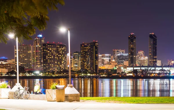 San Diego door de nacht — Stockfoto
