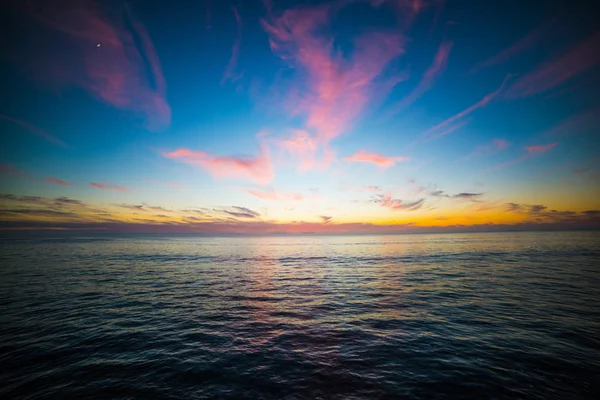 Pôr do sol colorido na praia do Pacífico — Fotografia de Stock