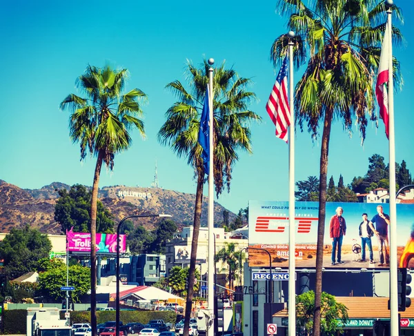 Χόλιγουντ σημάδι φαίνεται από Hollywood boulevard — Φωτογραφία Αρχείου