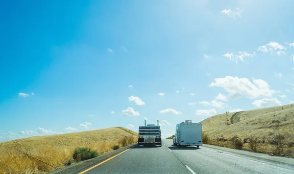 Ciężarówka wyprzedzania karawanę w Interstate 5 — Zdjęcie stockowe