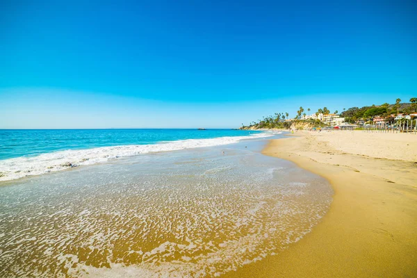 Blauwe zee in Laguna Beach — Stockfoto