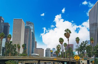 L.A şehir merkezinde bulutlar.