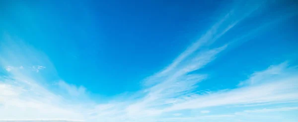 Cielo azul con nubes de cirros —  Fotos de Stock