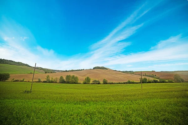 Cielo nuvoloso su una valle toscana — Foto Stock