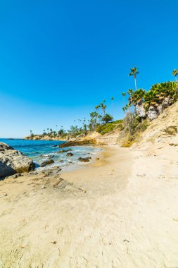 Laguna beach üzerinde mavi gökyüzü