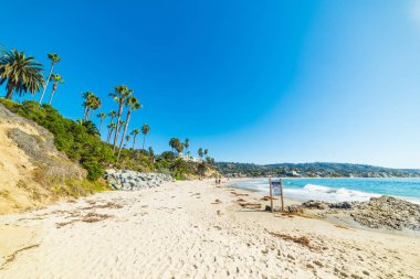 Laguna beach üzerinde açık gökyüzü
