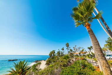 Laguna beach üzerinde mavi gökyüzü