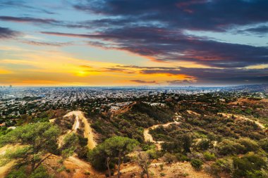 gün batımında Los Angeles üzerinde bulutlar