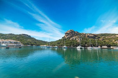 Poltu Quatu mavi gökyüzünde